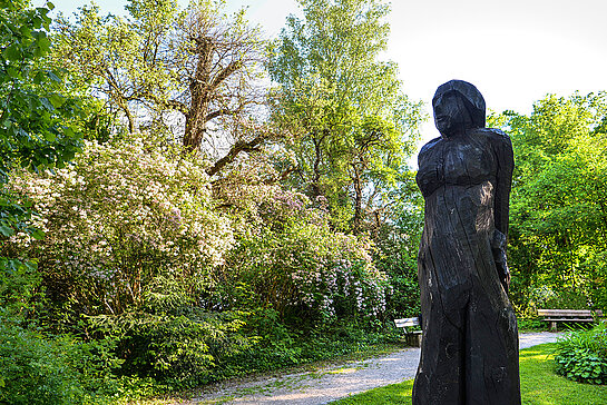 Die Black Lady bekommt Gesellschaft: Direkt an ihren "Rücken" wird sich die Bühne anschließen, auf der vor allem regionale Künstler*innen ein Gastspiel geben. (Foto: Stadt Freising)