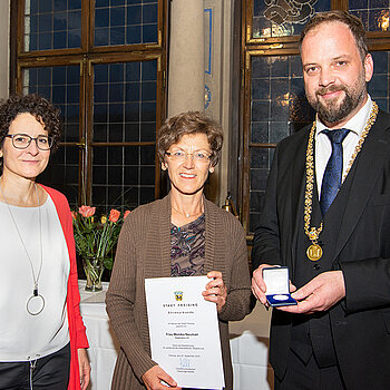 OB Tobias Eschenbacher zeichnet Monika Neumair (Mitte) aus. (Foto: Stadt Freising)