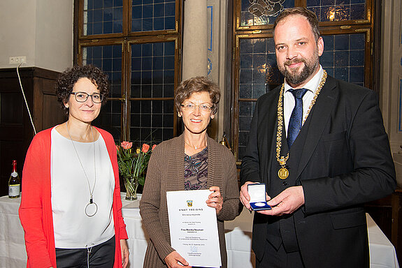 OB Tobias Eschenbacher zeichnet Monika Neumair (Mitte) aus. (Foto: Stadt Freising)