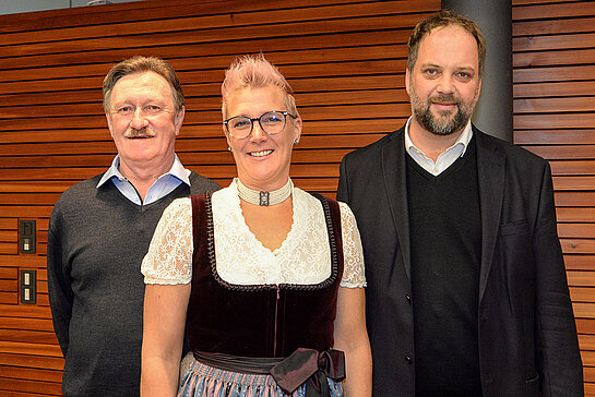 Freuen sich auf eine gute Zusammenarbeit (v.l.): Festreferent Anton Frankl, Nadine Mölz (Tocher der Festwirtsfamilie Mörz) und OB Tobias Eschenbacher. (Foto: Stadt Freising)