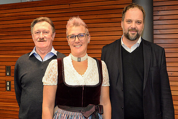 Freuen sich auf eine gute Zusammenarbeit (v.l.): Festreferent Anton Frankl, Nadine Mölz (Tocher der Festwirtsfamilie Mörz) und OB Tobias Eschenbacher. (Foto: Stadt Freising)