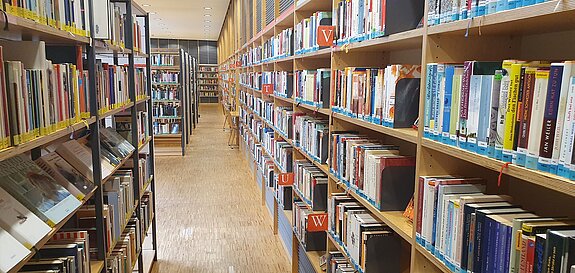 Foto von der Romanabteilung der Stadtbibliothek Freising