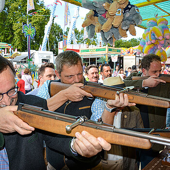 Volle Konzentration: Beim Jubiläumsschießen treten Stadtverwaltung und Schausteller*innen gegeneinander an. (Foto: Stadt Freising)