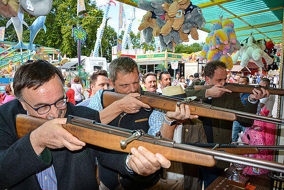 Volle Konzentration: Beim Jubiläumsschießen treten Stadtverwaltung und Schausteller*innen gegeneinander an. (Foto: Stadt Freising)