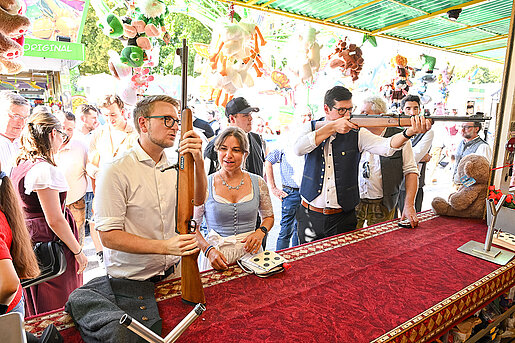 Das caritative Behördenschießen am Stey-Stand hat sich mittlerweile zu einer echten Volksfest-Tradition entwickelt. (Foto: Dirk Daniel Mann)