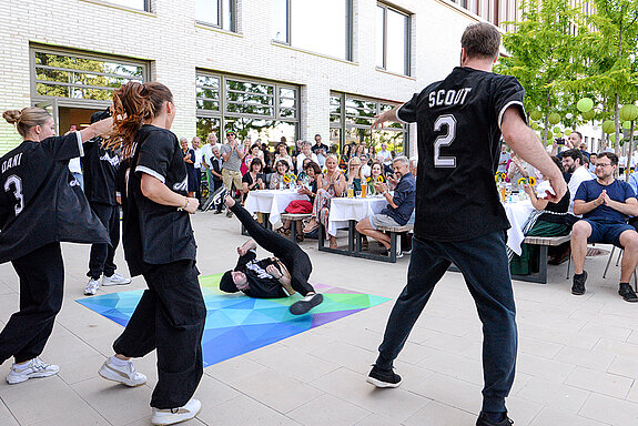 Großartige Performance: Benedikt Mordstein mit seiner Breakdance-Truppe. (Foto: Stadt Freising)