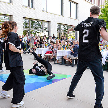 Großartige Performance: Benedikt Mordstein mit seiner Breakdance-Truppe. (Foto: Stadt Freising)