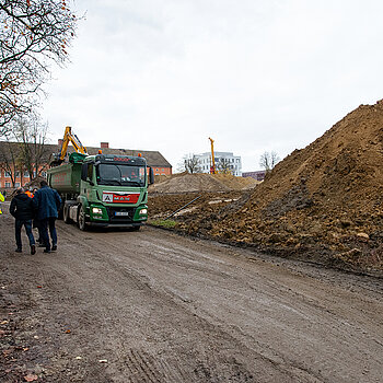 Auch während des Spatenstichs wird fleißig gearbeitet. (Foto: Stadt Freising)