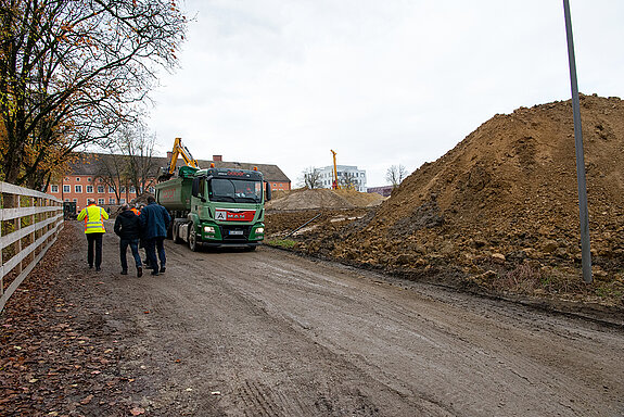 Auch während des Spatenstichs wird fleißig gearbeitet. (Foto: Stadt Freising)