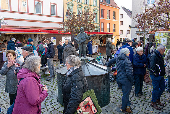 Gute Stimmung, viele Besucher*innen und schöne Ware: Der Korbiniansmarkt fang großen Anklang. (Foto: Stadt Freising)