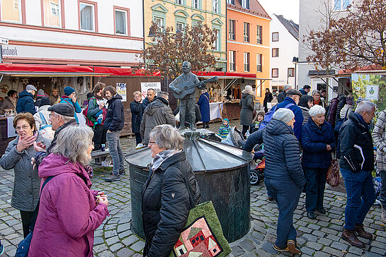 Gute Stimmung, viele Besucher*innen und schöne Ware: Der Korbiniansmarkt fang großen Anklang. (Foto: Stadt Freising)