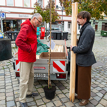 Auch Stützen für die jungen Bäumchen nahmen die neuen Besitzer in Empfang. (Foto: Stadt Freising)