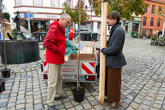 Auch Stützen für die jungen Bäumchen nahmen die neuen Besitzer in Empfang. (Foto: Stadt Freising)