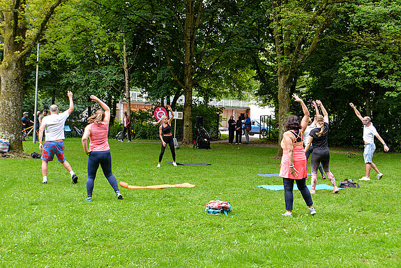 Freude an der Bewegung in der Gemeinschaft beim Ganzkörper-Workout. (Foto: Stadt Freising)