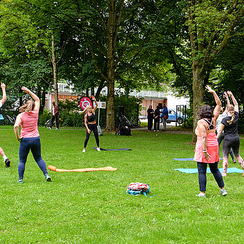 Freude an der Bewegung in der Gemeinschaft beim Ganzkörper-Workout. (Foto: Stadt Freising)