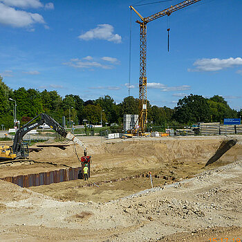 Westtangente Freising: Arbeiten an der Thalhauser Straße für den Bau von zwei Brücken. (Foto: Martin Bullinger/edr) 