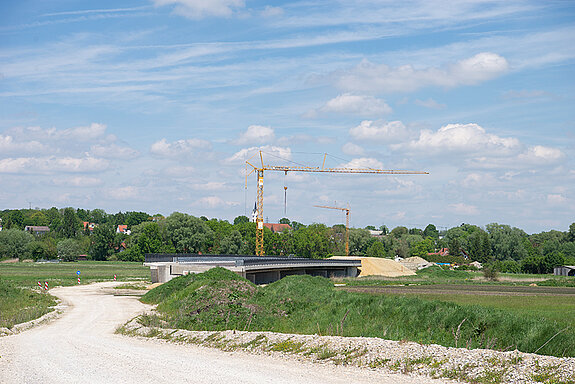 Westtangente Freising: Brückenbau im südlichen Straßenverlauf durchs Freisinger Moos.