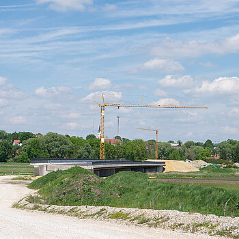 Westtangente Freising: Brückenbau im südlichen Straßenverlauf durchs Freisinger Moos.