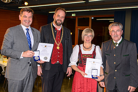 Verleihung der Partnerschaftsmedaillen (v.l.): Werner Krammer, OB Eschenbacher, Rosmarie Brugmann und Hubert Hierl.