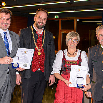 Verleihung der Partnerschaftsmedaillen (v.l.): Werner Krammer, OB Eschenbacher, Rosmarie Brugmann und Hubert Hierl.