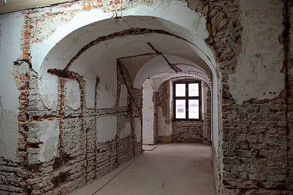Von den historischen Mauern wurde Putz abgeschlagen - und festgestellt, dass das Mauerwerk "gestört" ist, wie es im Fachjargon heißt. (Foto: Stadt Freising)