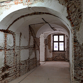 Von den historischen Mauern wurde Putz abgeschlagen - und festgestellt, dass das Mauerwerk "gestört" ist, wie es im Fachjargon heißt. (Foto: Stadt Freising)