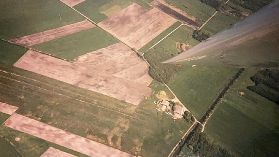 Der Segelflugplatz „Lange Haken“ aus der Luft, um 1980. Der Platz liegt relativ mittig zwischen Giggenhausen und Pulling. An der auffallend länglichen Flur kann man den Standort auch heute noch gut lokalisieren (Archiv des Luftsportvereins Beilngries).