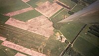 Der Segelflugplatz „Lange Haken“ aus der Luft, um 1980. Der Platz liegt relativ mittig zwischen Giggenhausen und Pulling. An der auffallend länglichen Flur kann man den Standort auch heute noch gut lokalisieren (Archiv des Luftsportvereins Beilngries).