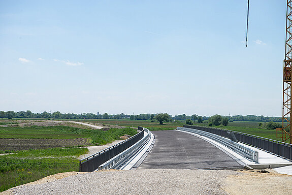 Westtangente Freising: Brücke im südlichen Straßenverlauf durchs Freisinger Moos.