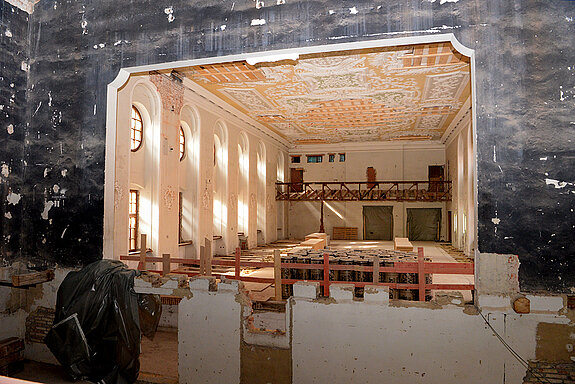 Eindrucksvolle Perspektive: Blick von der Hinterbühne auf den Theatersaal mit der prächtigen Original-Decke. (Foto: Stadt Freising)