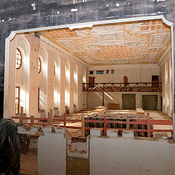 Eindrucksvolle Perspektive: Blick von der Hinterbühne auf den Theatersaal mit der prächtigen Original-Decke. (März 2021/Foto: Stadt Freising)