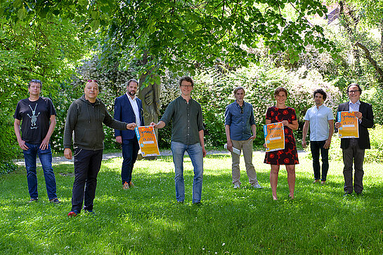 Vorfreude auf die Neuauflage des Sommer Wunders (von links): Fritz Andresen (Stadtjugendpflege), Vipo Maat (Uferlos), OB Tobias Eschenbacher, Odilo Zapf (Musikschule), Markus Bader (Kulturamt), Kulturreferentin Susanne Günther, Thomas Sedlmeier (Uferlos) und Ingo Bartha (Referatsleiter Kultur und Tourismus). Foto: Stadt Freising