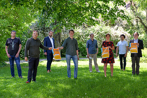 Vorfreude auf die Neuauflage des Sommer Wunders (von links): Fritz Andresen (Stadtjugendpflege), Vipo Maat (Uferlos), OB Tobias Eschenbacher, Odilo Zapf (Musikschule), Markus Bader (Kulturamt), Kulturreferentin Susanne Günther, Thomas Sedlmeier (Uferlos) und Ingo Bartha (Referatsleiter Kultur und Tourismus). Foto: Stadt Freising