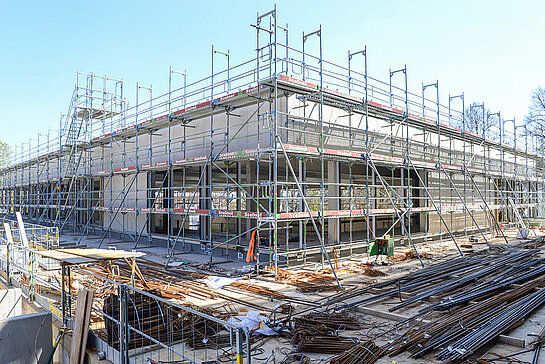 Blick von einem Fenster der Grundschule auf die künftige Sporthalle. (Fotoaufnahme April 2021: Stadt Freising)