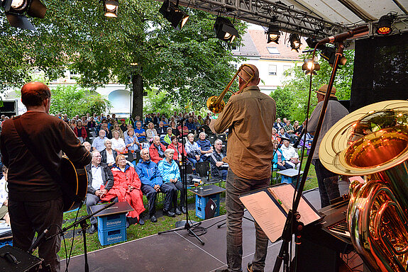 Auch 2022 gibt es wieder feinsten Jazz und die beliebten Sonntags-Matineen – hier ein Bild der Storyville Shakers beim Konzert 2021. (Foto: Sabina Kirchmaier)