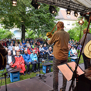 Auch 2022 gibt es wieder feinsten Jazz und die beliebten Sonntags-Matineen – hier ein Bild der Storyville Shakers beim Konzert 2021. (Foto: Sabina Kirchmaier)