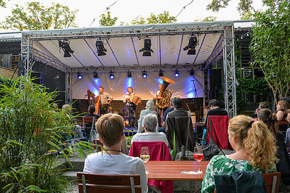 Umgeben von großen Bäumen genoss das Publikum im vergangenen Jahr den Auftritt der Well-Brüder im Lindenkeller-Stadtgarten. (Foto: Sabina Kirchmaier)