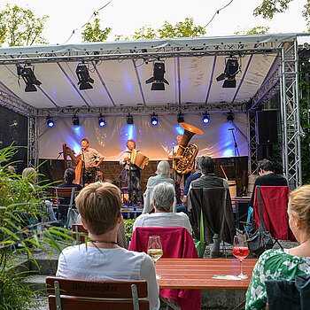 Umgeben von großen Bäumen genoss das Publikum im vergangenen Jahr den Auftritt der Well-Brüder im Lindenkeller-Stadtgarten. (Foto: Sabina Kirchmaier)