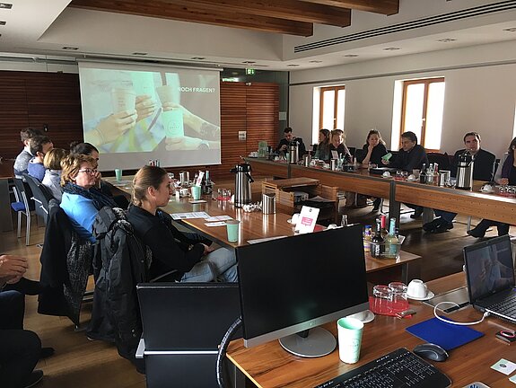 Ein Mehrweg-Pfandsystem für Kaffeebecher in Freising? Cafés und Bäckereien zeigen reges Interesse an der Einführung eines Pfandsystems in Freising.