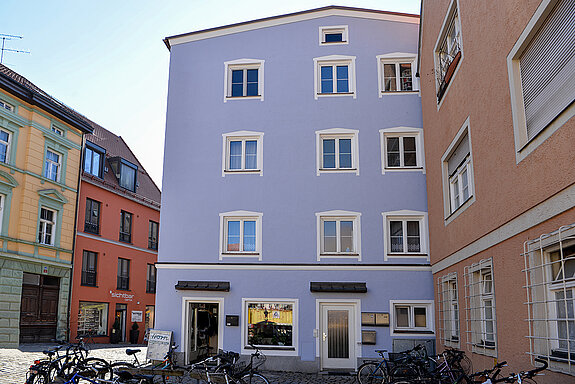 Das Bild zeigt die sanierte Fassade Am Wörth 2. (Foto: Stadt Freising)