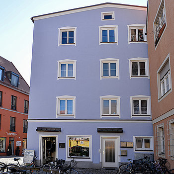 Das Bild zeigt die sanierte Fassade Am Wörth 2. (Foto: Stadt Freising)