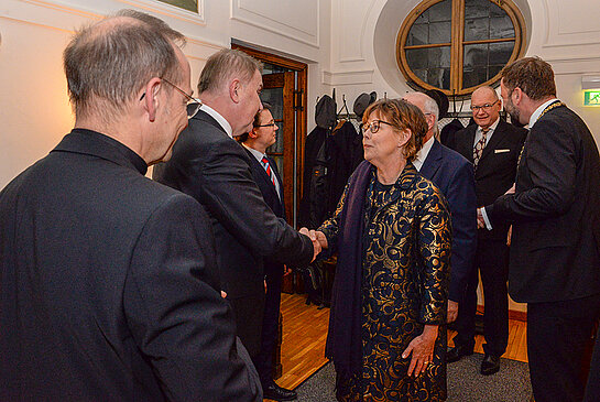 Der Botschafter der Republik Slowenien in Berlin, seine Exzellenz Franc But, heißt die Gäste persönlich willkommen. (Foto: Stadt Freising)