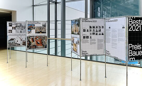 Mehrere Stellwände in einem großen hellen Raum