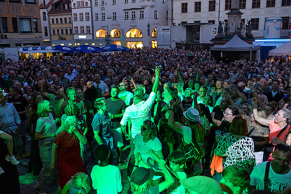 Bad in der Menge: Walter "Rash" Weissig von Big Iron Creek puschte die Fans, die dann endgültig aus dem Häuschen waren. (Foto: Sabina Kirchmaier)