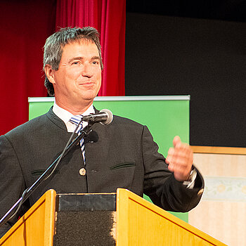 Kabarettist Wolfgang Krebs sorgt mit einer Parodie von Bayerns Ministerpräsident Markus Söder im Publikum für viele Lacher ... (Foto: Stadt Freising)