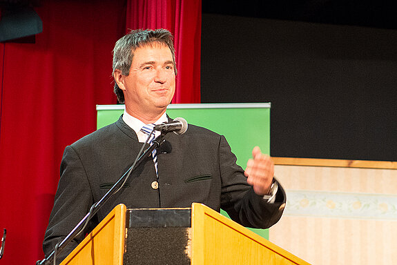 Kabarettist Wolfgang Krebs sorgt mit einer Parodie von Bayerns Ministerpräsident Markus Söder im Publikum für viele Lacher ... (Foto: Stadt Freising)