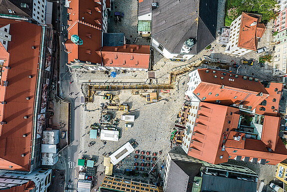 Blick aus der Vogelperspektive auf die Bauarbeiten für das Wärmenetz am Marienplatz und Rindermarkt. (Drohnenfoto: F.J. Kirmaier/das produktionshaus)
