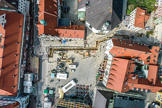 Blick aus der Vogelperspektive auf die Bauarbeiten für das Wärmenetz am Marienplatz und Rindermarkt. (Drohnenfoto: F.J. Kirmaier/das produktionshaus)