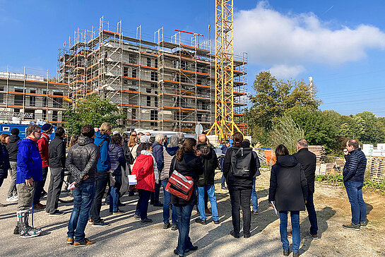 Bei einem Treffen Anfang Oktober konnten Interessierte auf Einladung der Stadt das Gelände auch besichtigen und sich mit möglichen Mitstreiter*innen austauschen. (Foto: Stadt Freising)