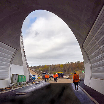 Warum im bergmännischen Abschnitt des Tunnels von einem Eiprofil gesprochen wird, zeigt dieses Bild vom Nordportal eindrücklich. (Foto. Stadt Freising) 